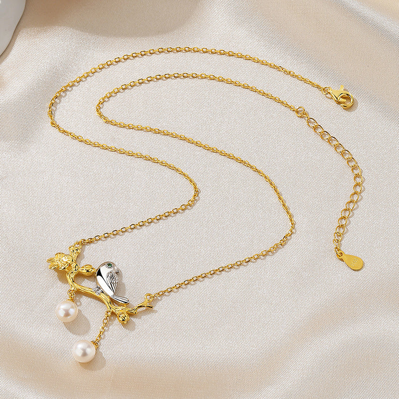 Collier oiseau de perles d'eau douce sur un brindille PN1029