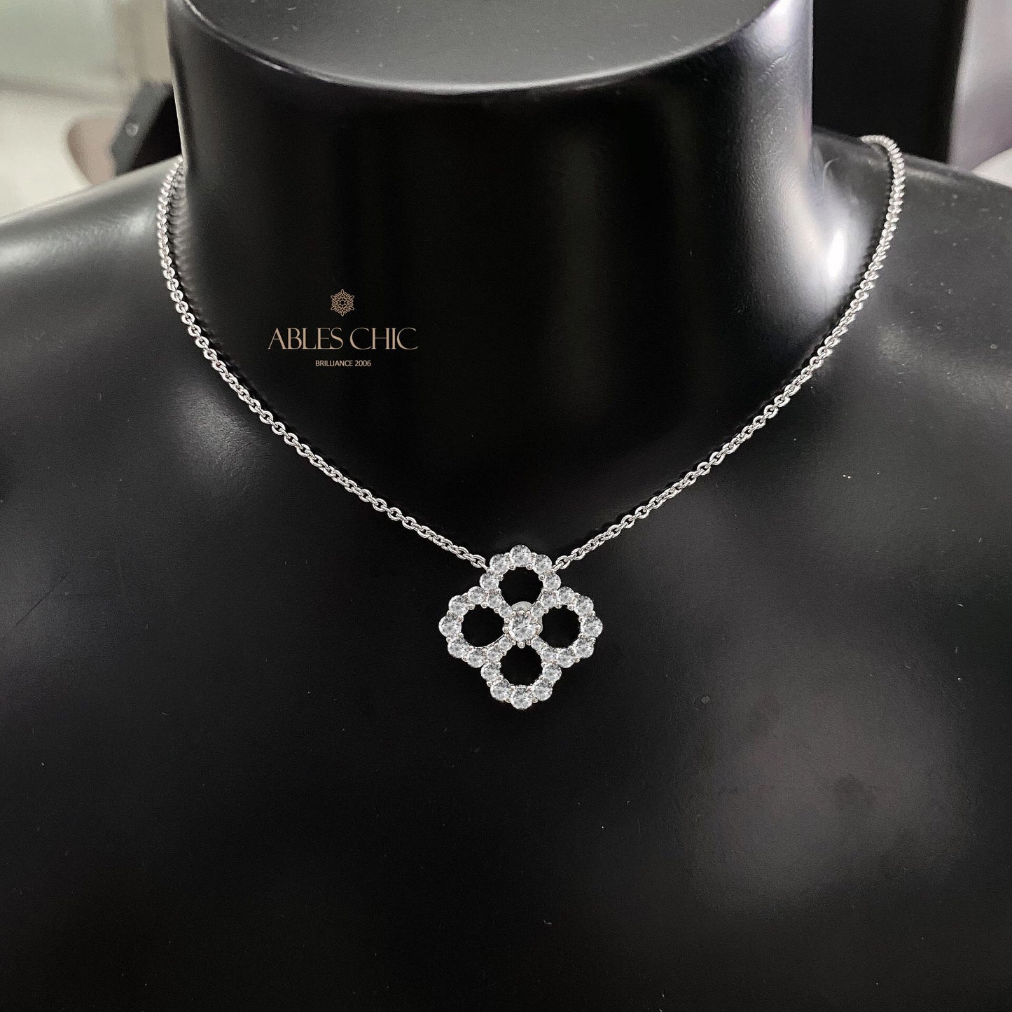 Collier emblématique trèfle celtique P0754