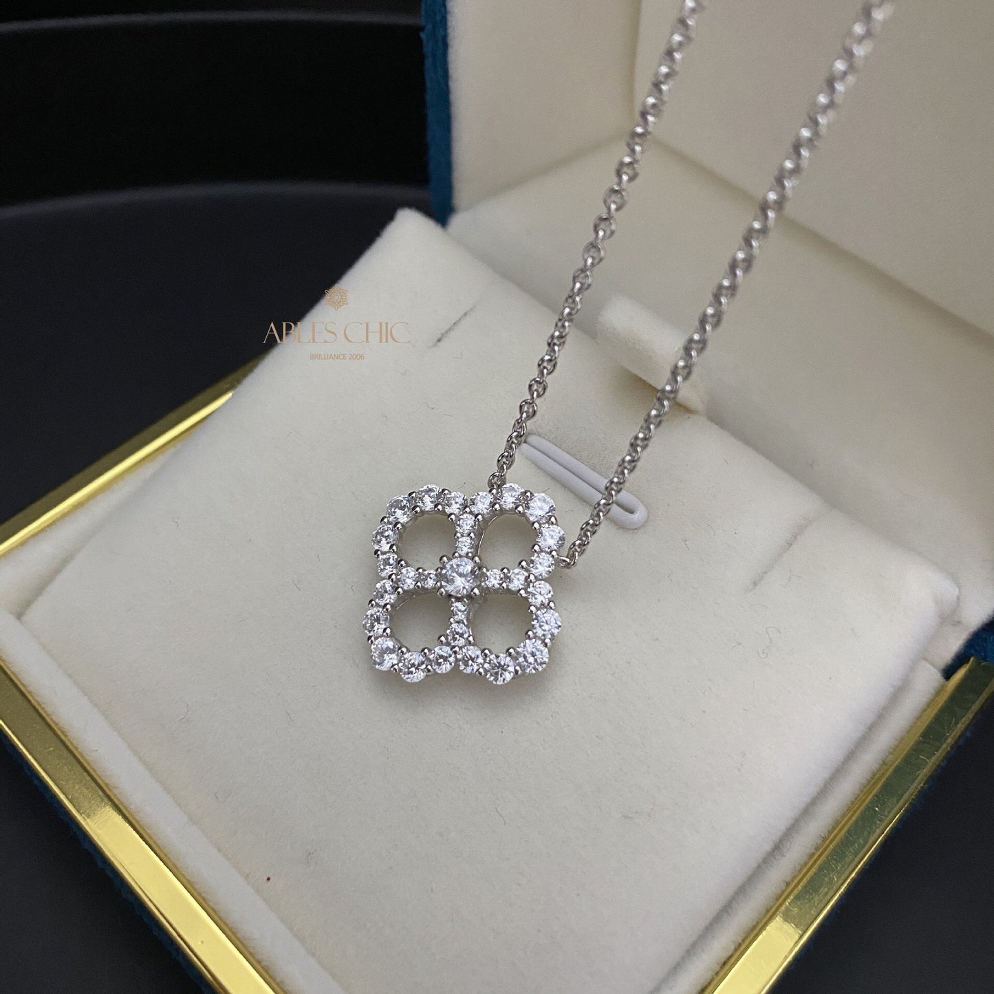 Collier emblématique trèfle celtique P0754