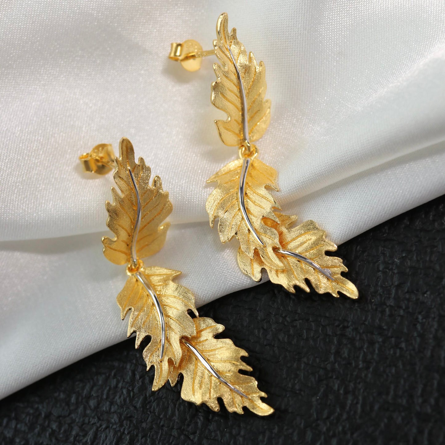 Boucles d'oreilles soyeuses à longues feuilles 6239