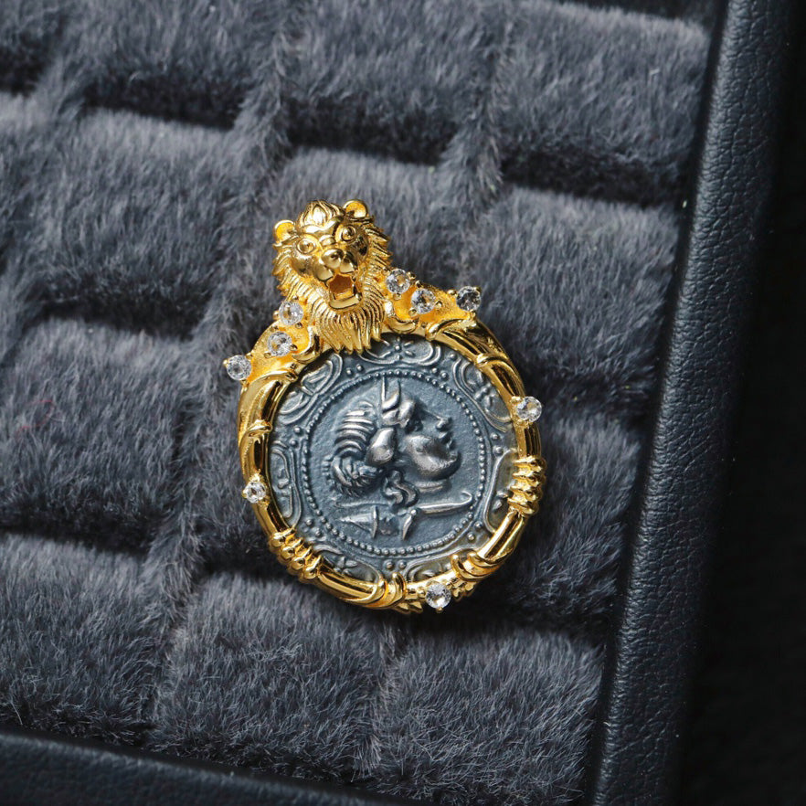 Pendentif pièce de monnaie romaine cadre lion 6339
