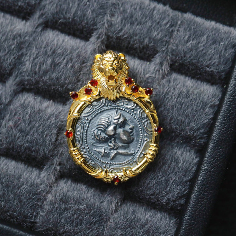Pendentif pièce de monnaie romaine cadre lion 6339