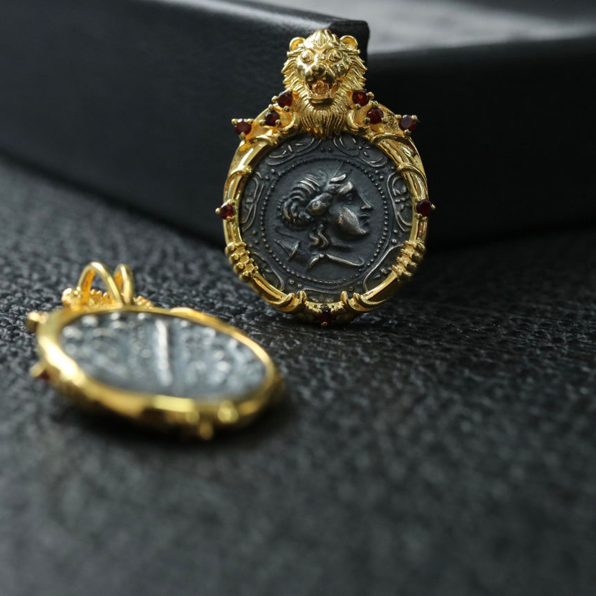 Pendentif pièce de monnaie romaine cadre lion 6339