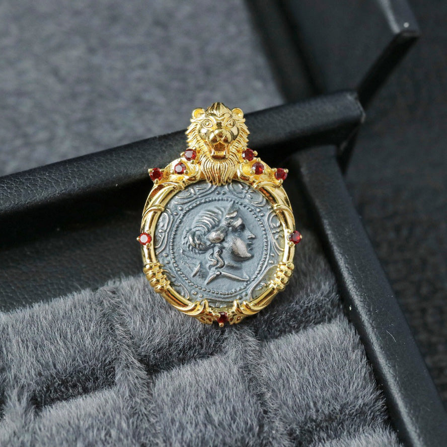 Pendentif pièce de monnaie romaine cadre lion 6339