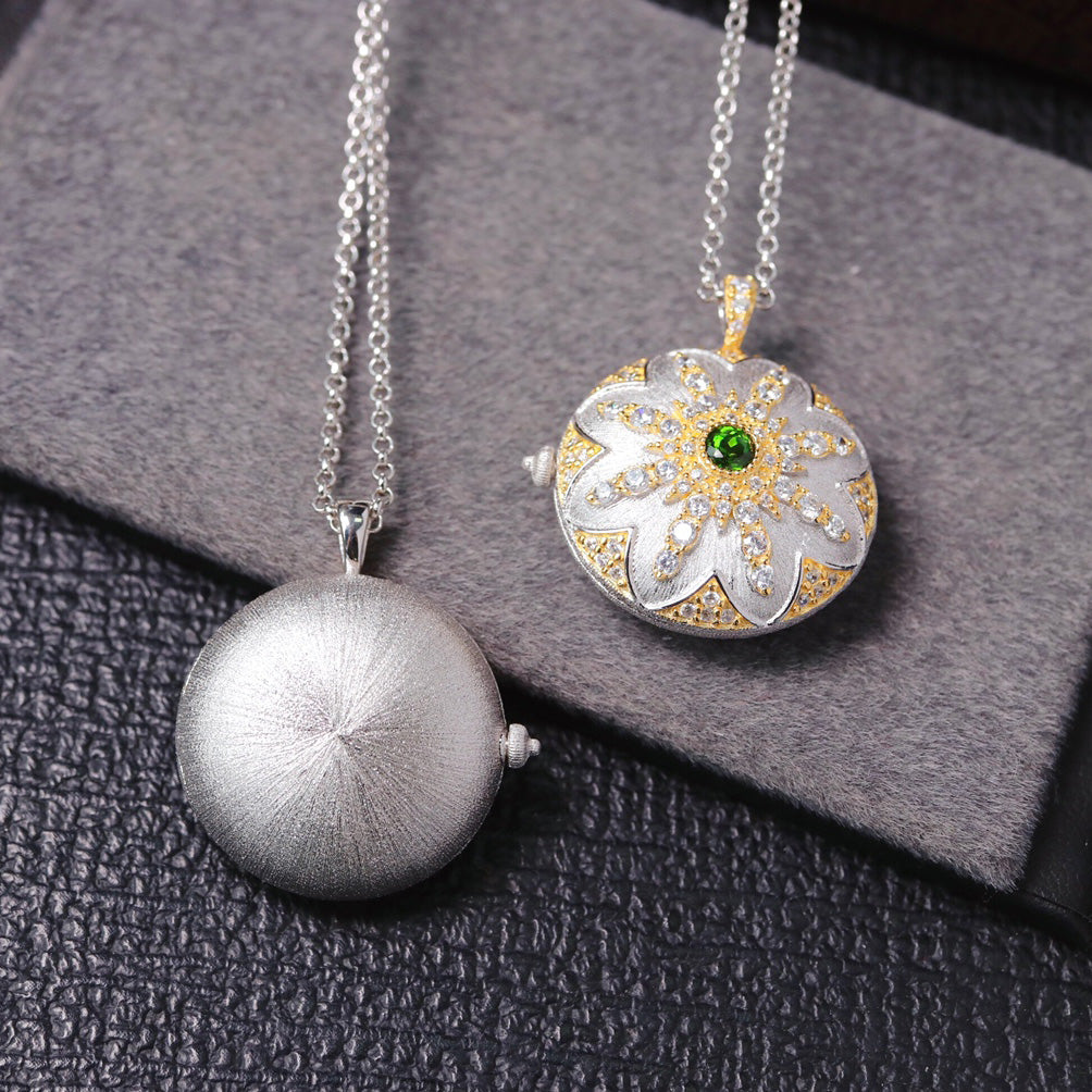 Pendentif médaillon fleur soyeuse 6401
