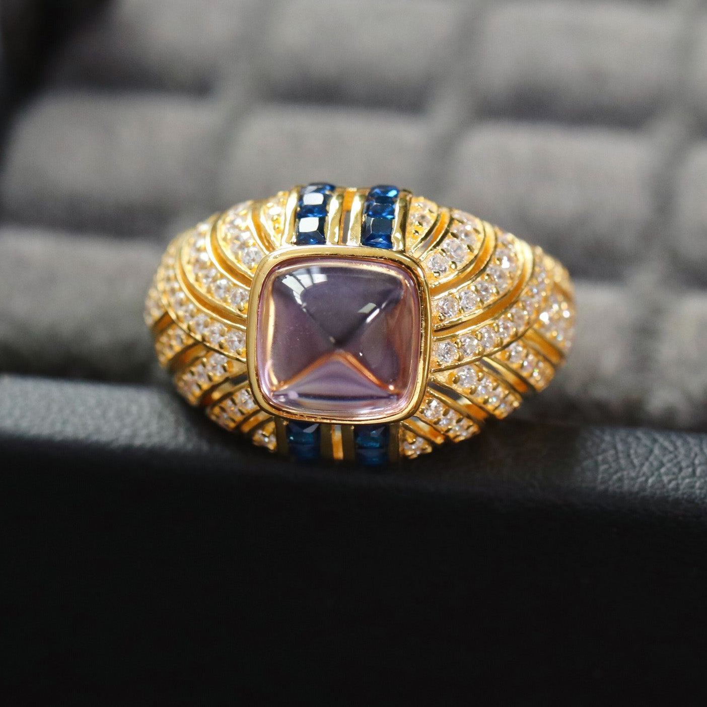Bague solitaire pavée de pierres précieuses 7099