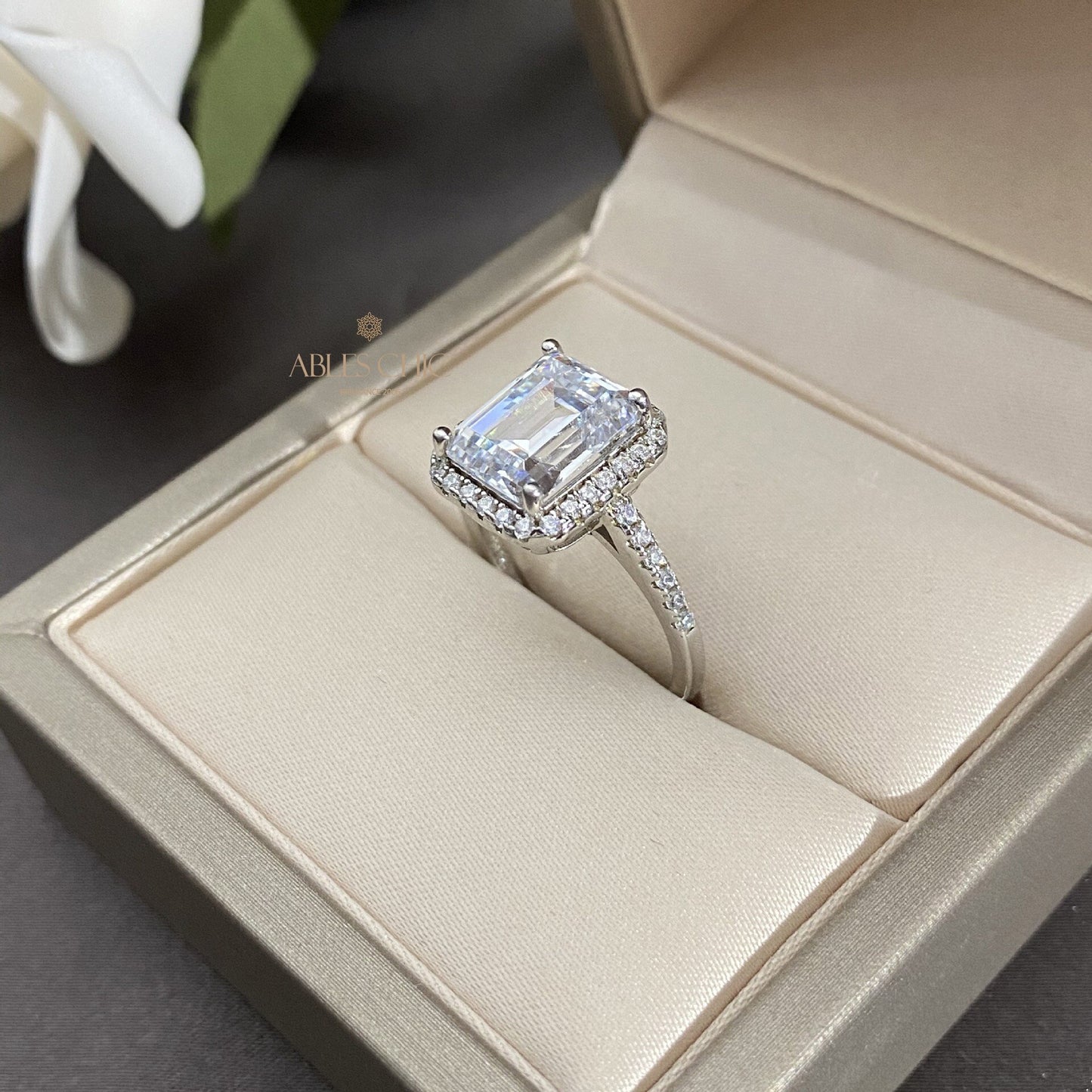 Bague de fiançailles halo taille émeraude R0922