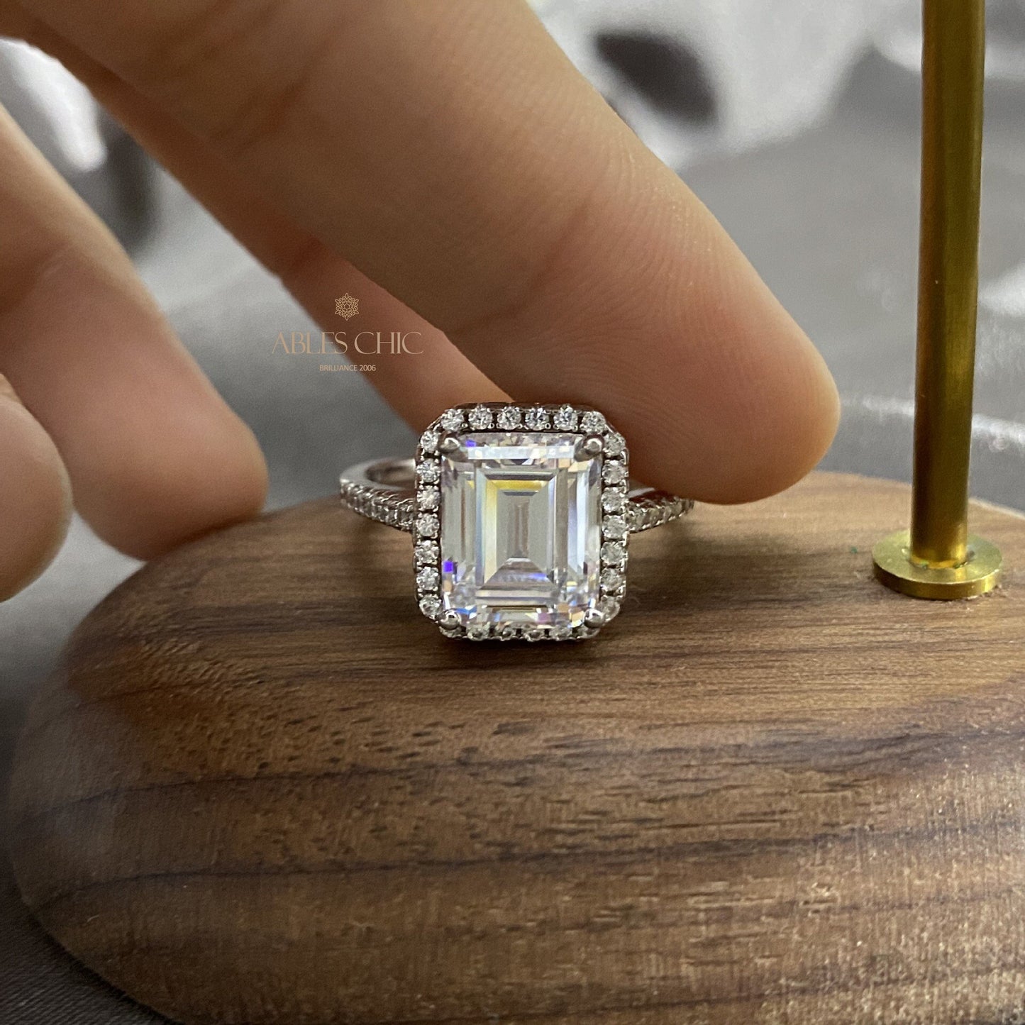 Bague de fiançailles halo taille émeraude R0922