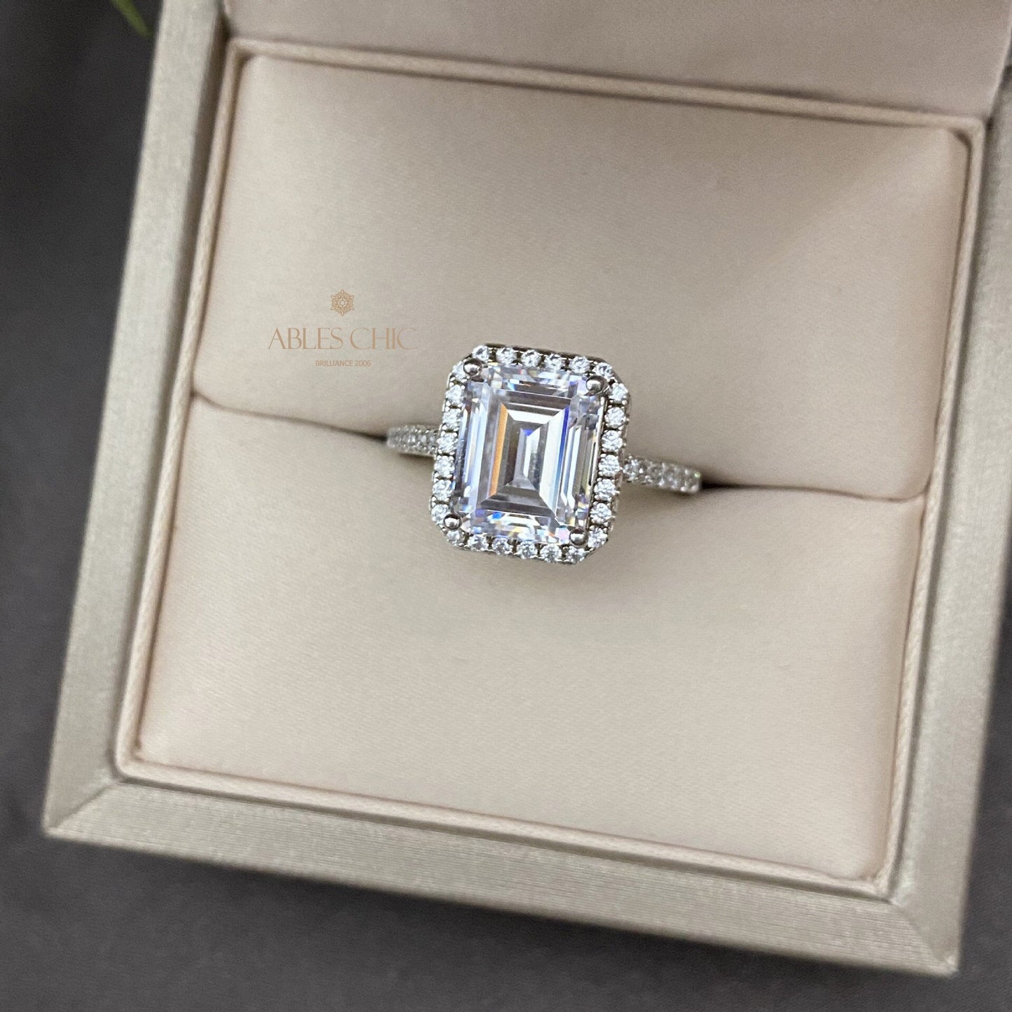 Bague de fiançailles halo taille émeraude R0922