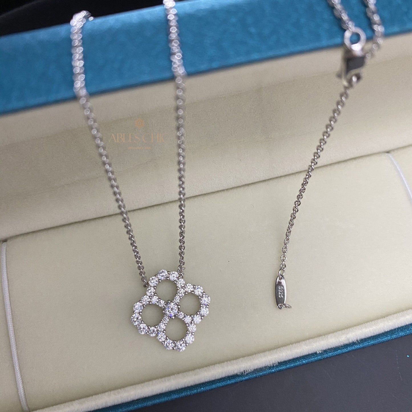 Collier emblématique trèfle celtique P0754