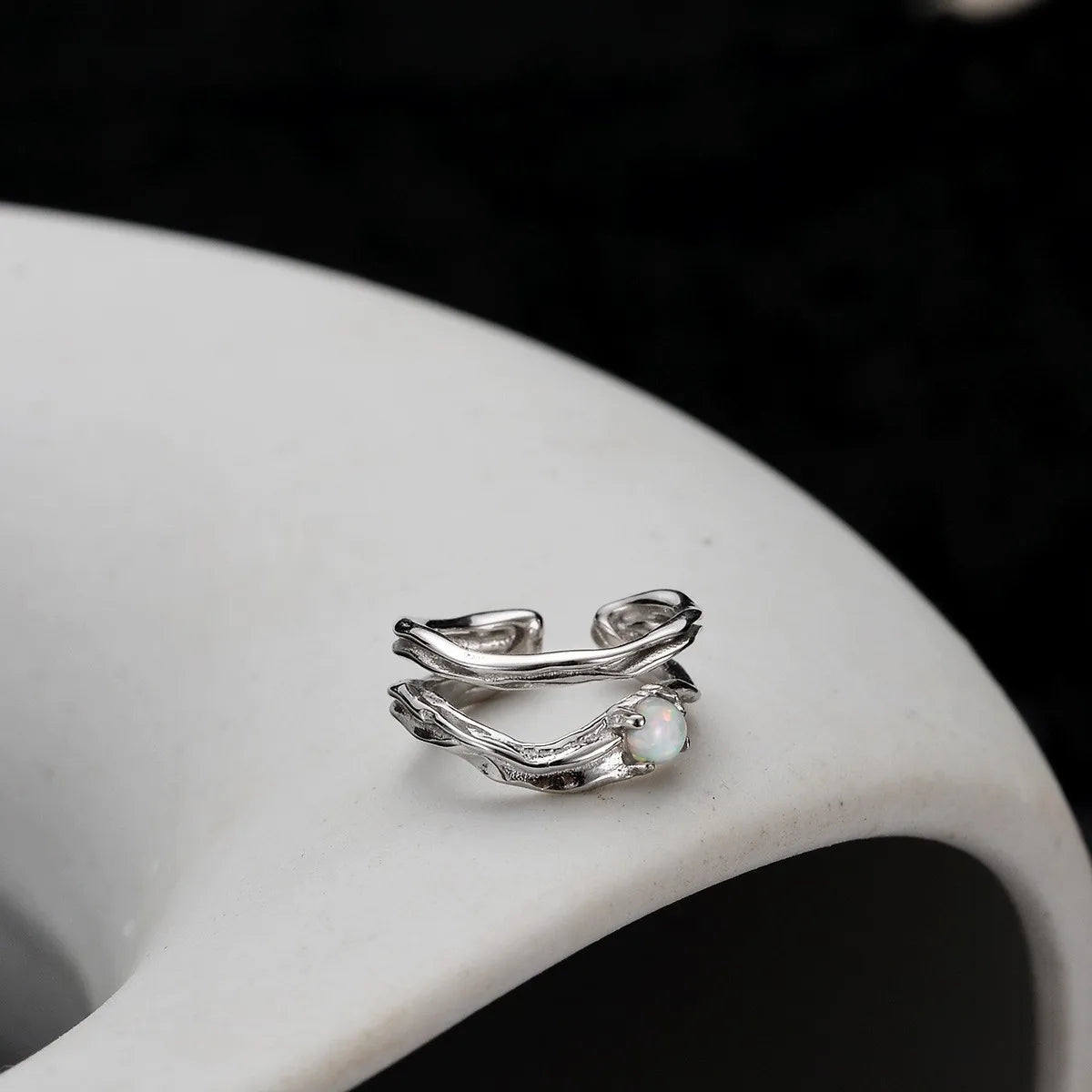 Manchette d'oreille irrégulière opale E1134, 1 pièce