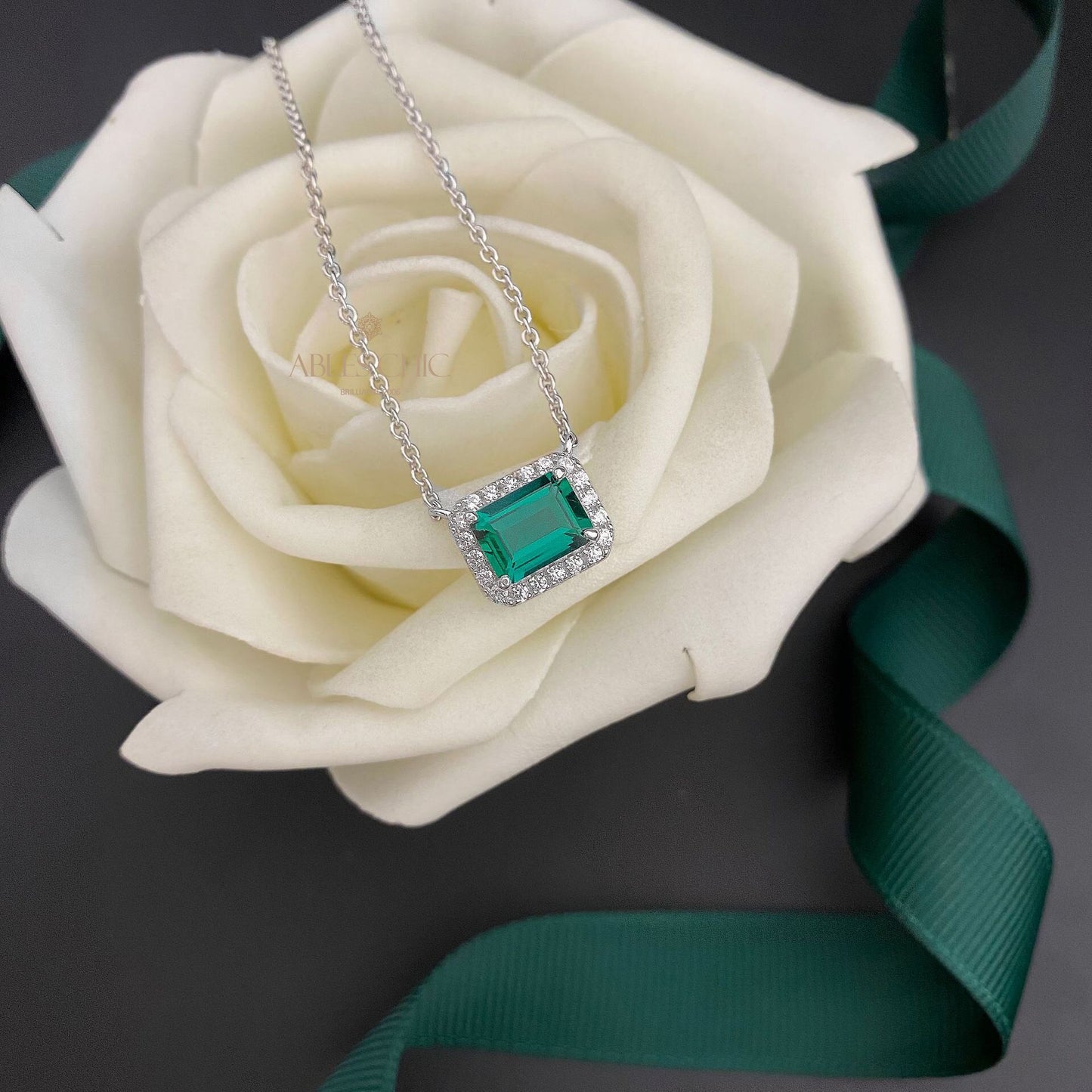 Pendentif Halo Émeraude P0640