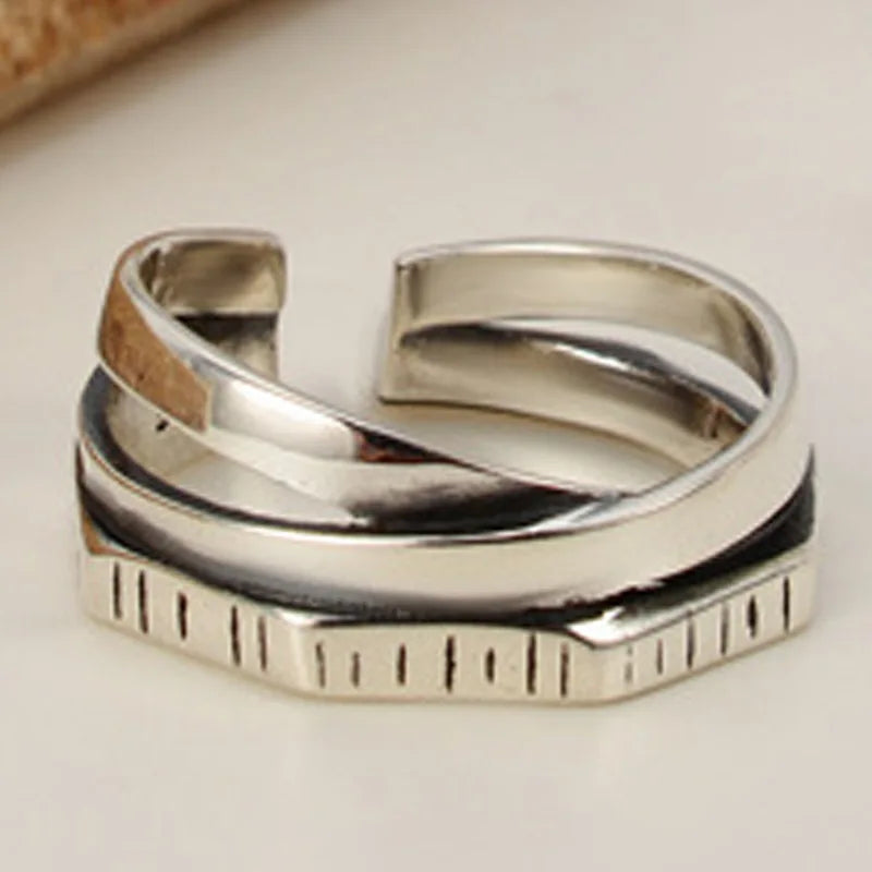 Bague texturée à vis à l'échelle antique R141