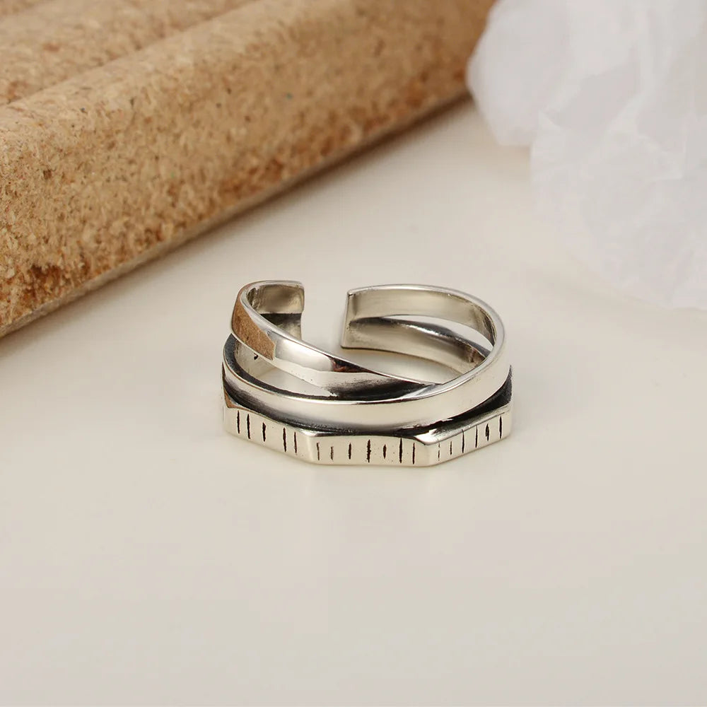 Bague texturée à vis à l'échelle antique R141