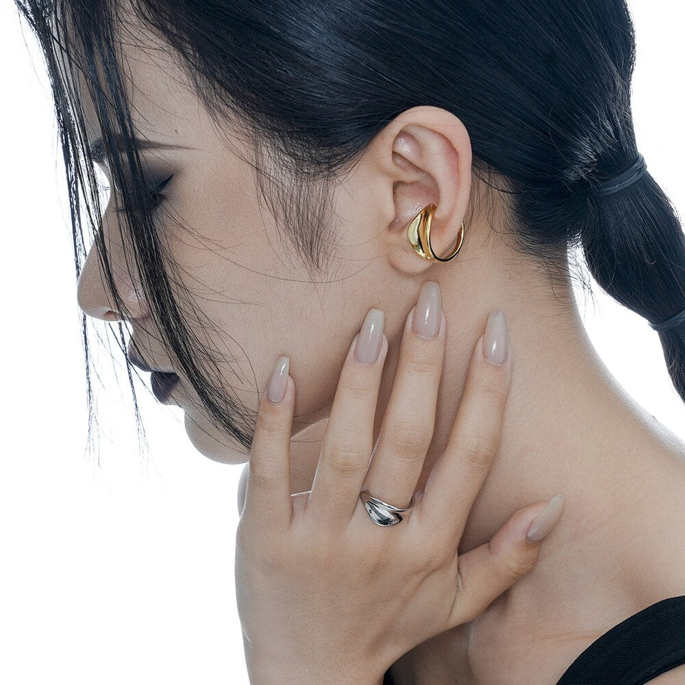 Boucles d'oreilles Huggie avec anneau épais irrégulier, R1044