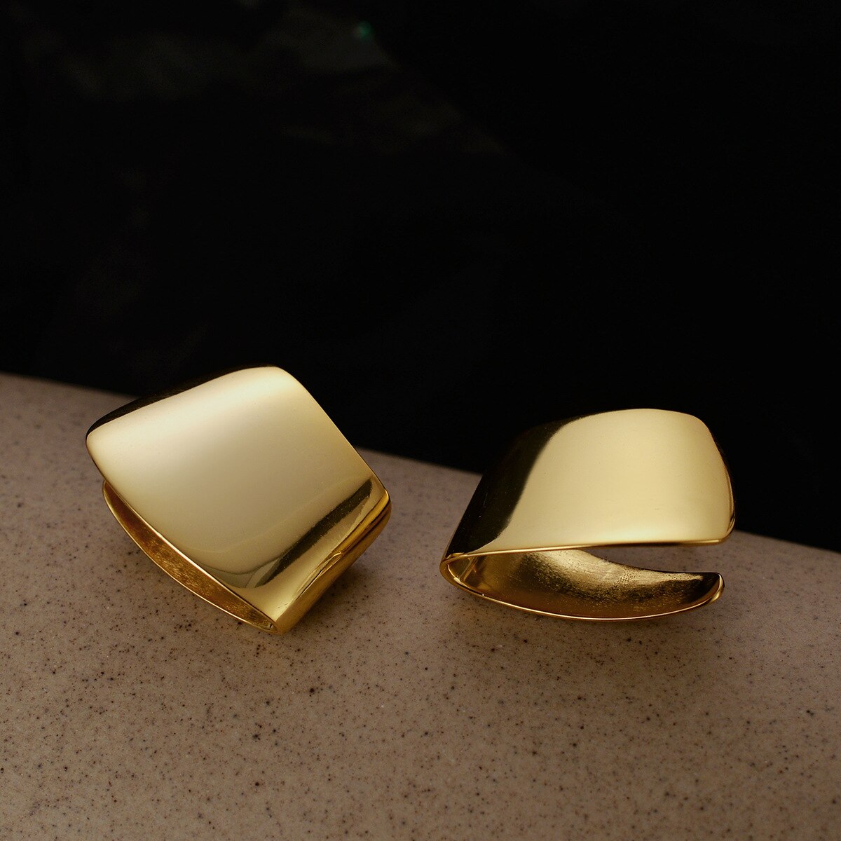 Boucles d'Oreilles Courbes Asymétriques E1038 1 Pièce