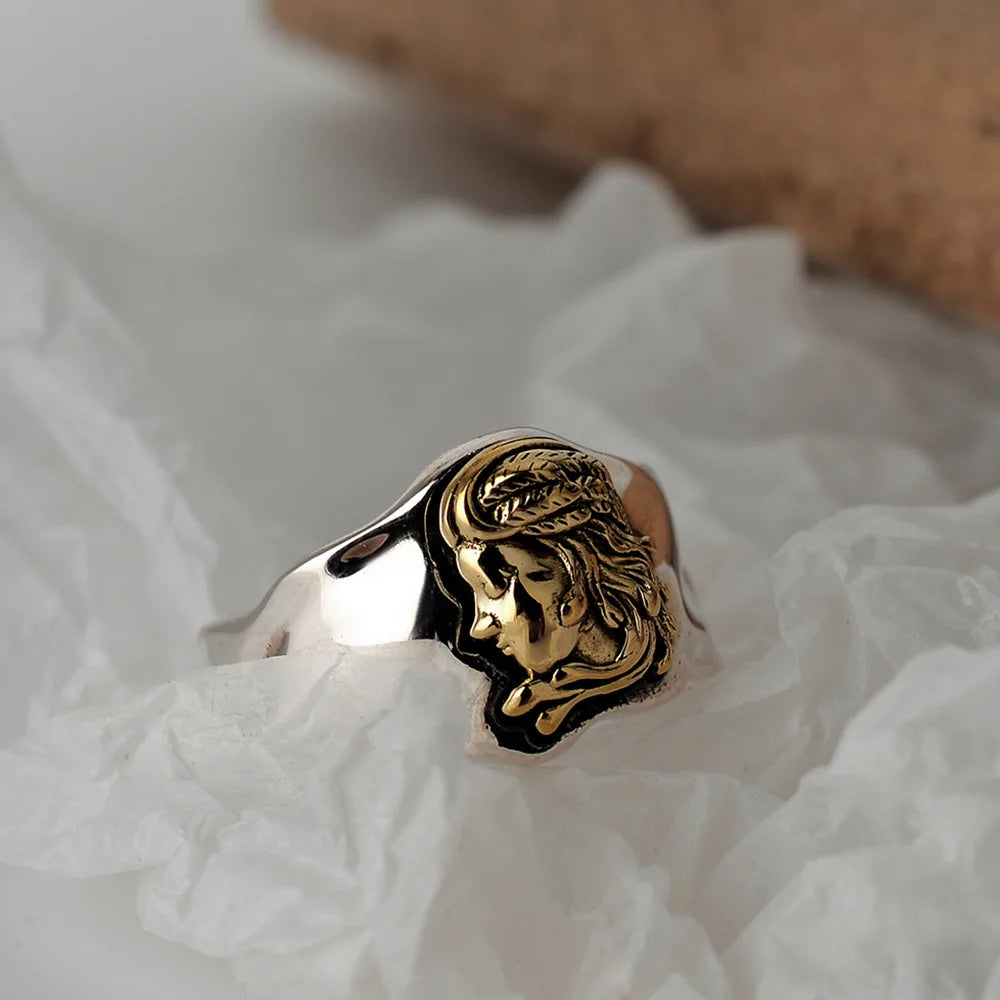 Bague irrégulière médaillon de la reine R1500