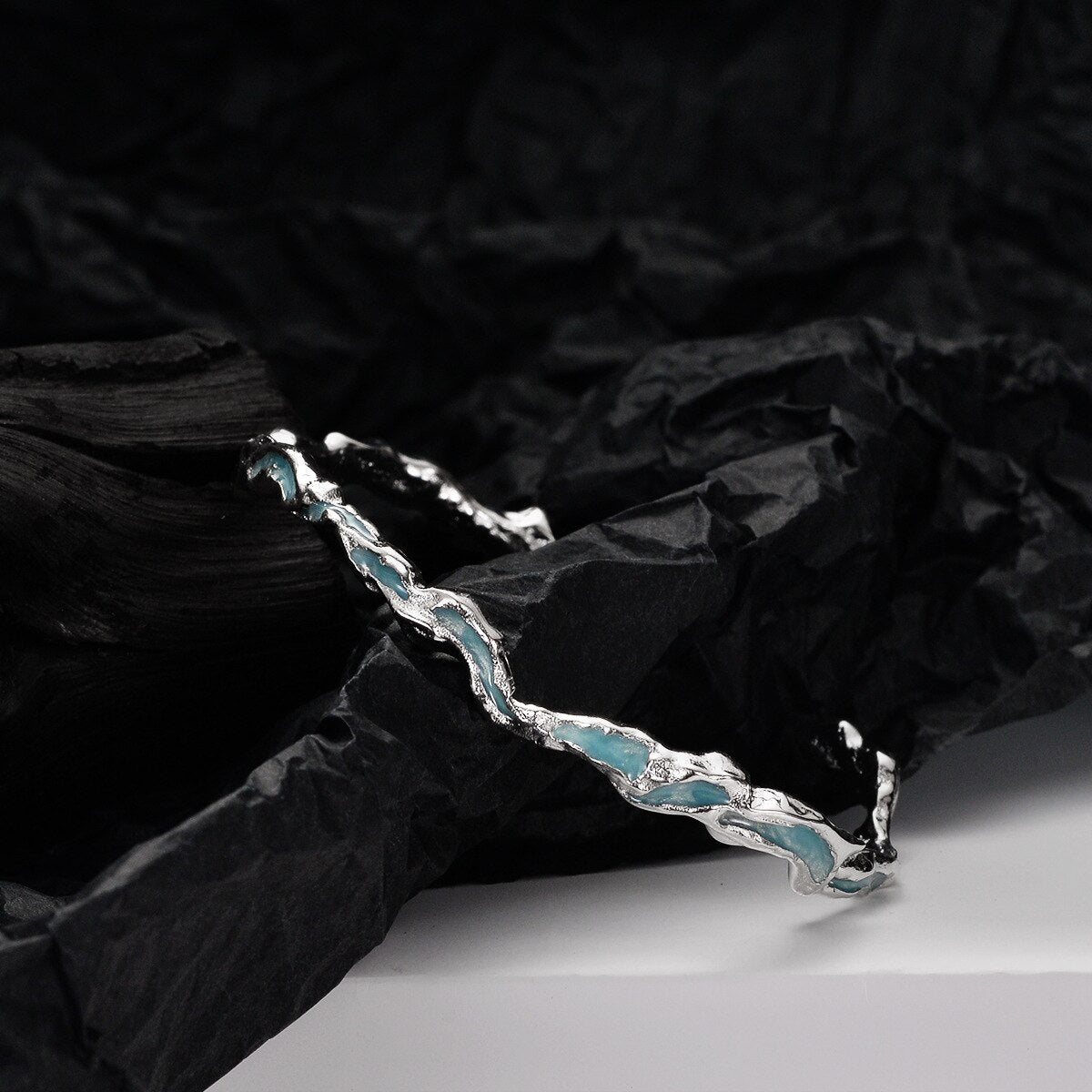 Bracelet froissé en émail bleu Alien B1011