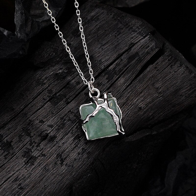 Pendentif irrégulier en jade vert N1051