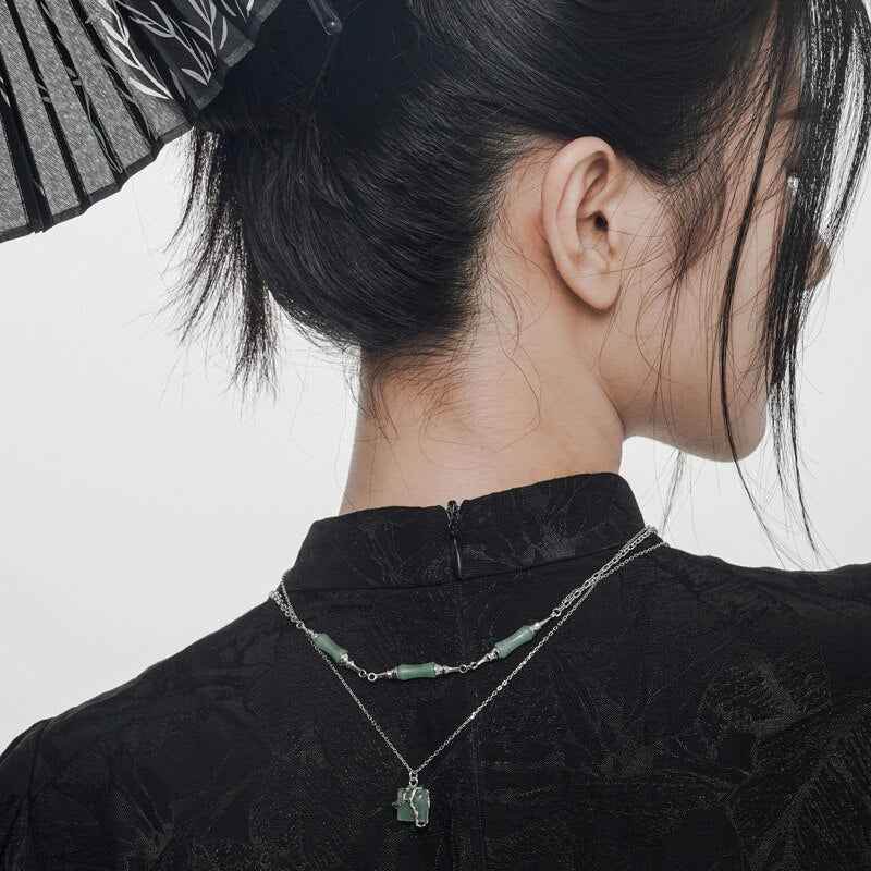 Pendentif irrégulier en jade vert N1051