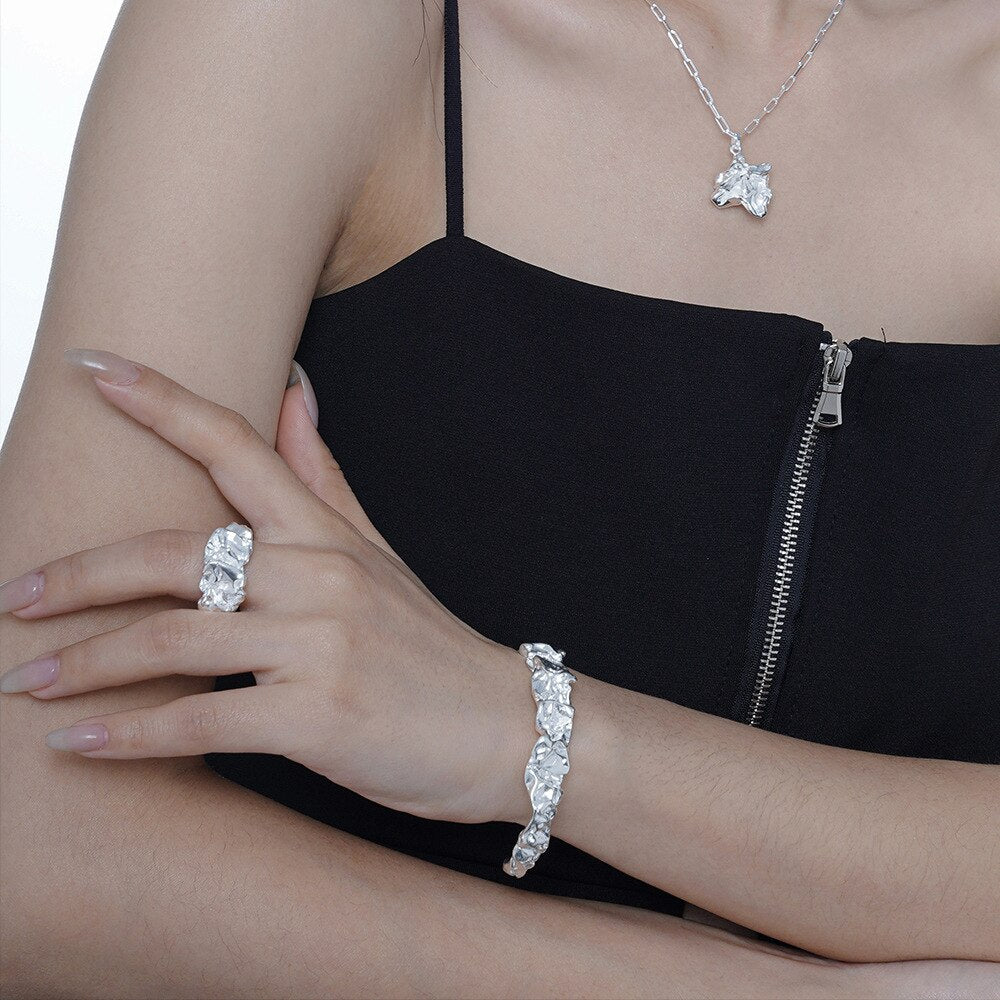 Bracelet ouvert à texture froissée B1040