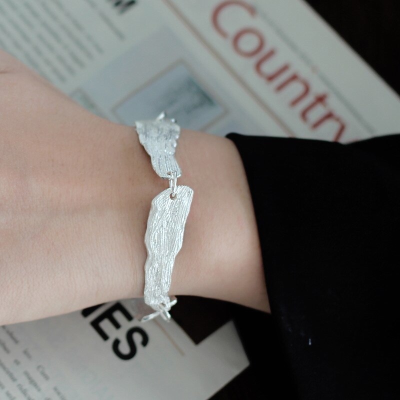 Bracelet à maillons motif feuilles froissées B1039