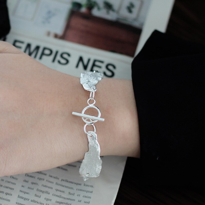 Bracelet à maillons motif feuilles froissées B1039