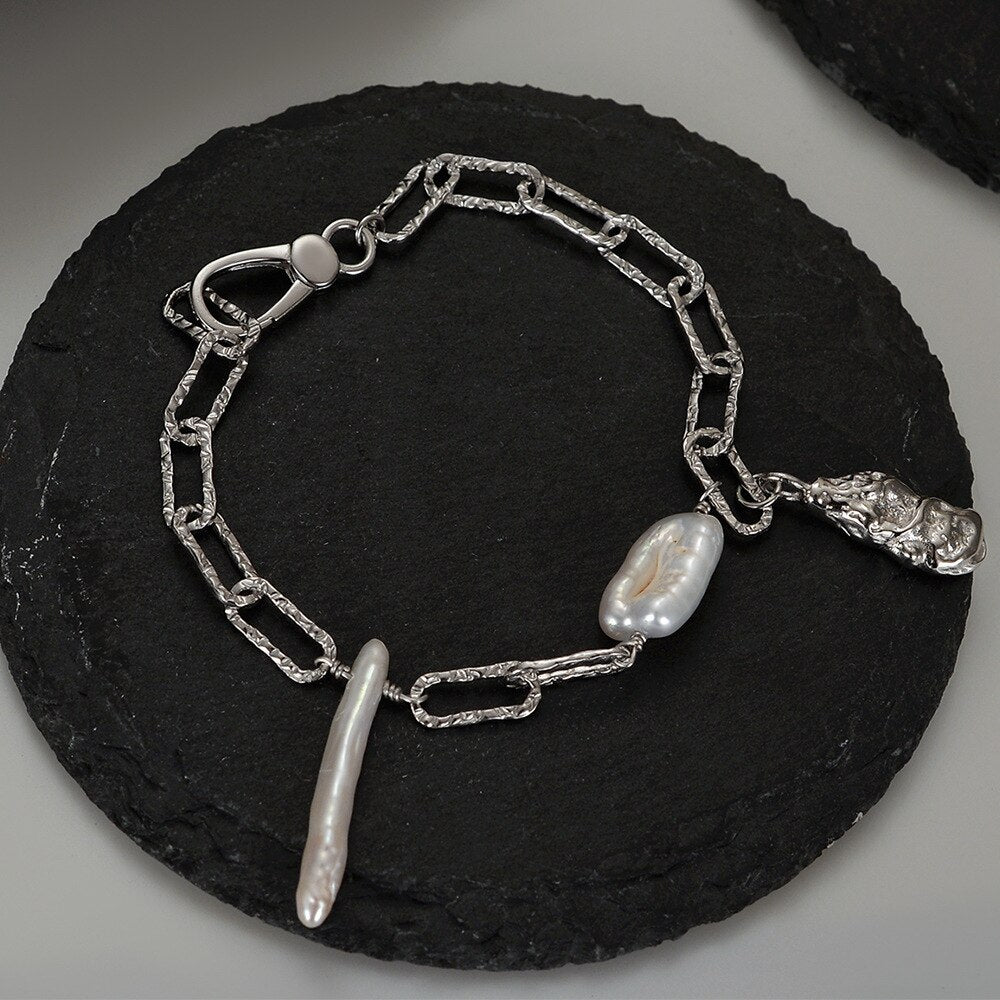 Bracelet à chaîne allongée en perles baroques B1038