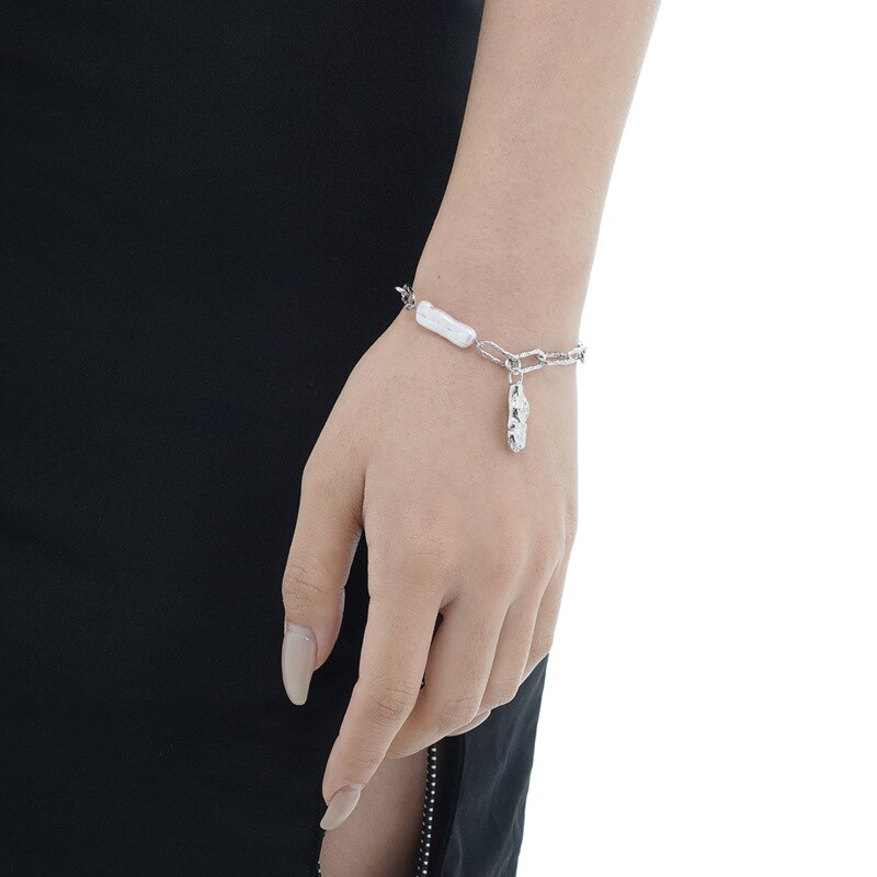 Bracelet à chaîne allongée en perles baroques B1038