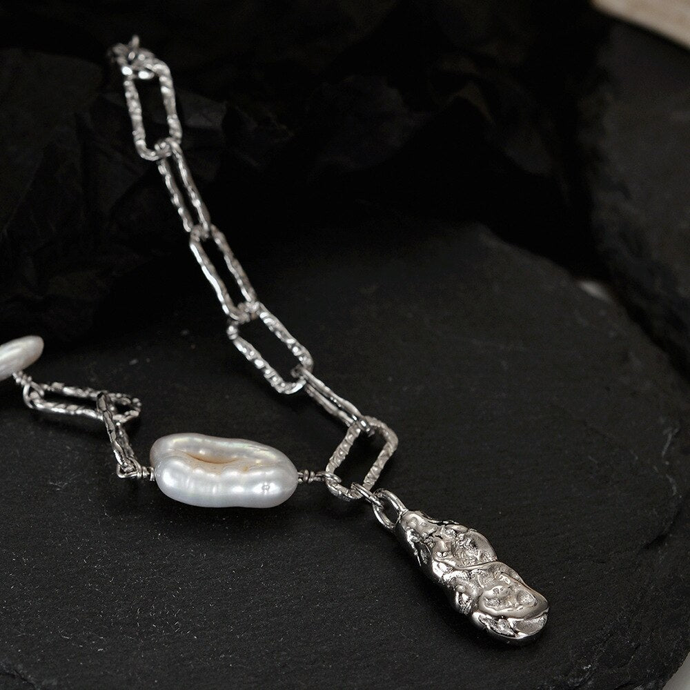 Bracelet à chaîne allongée en perles baroques B1038