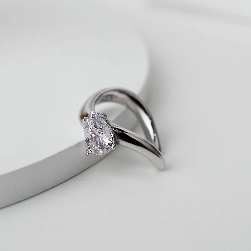 Boucle d'oreille ondulée solitaire CZ E1037, 1 pièce