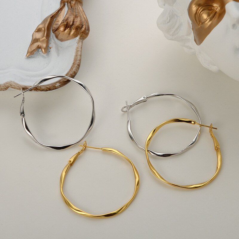 Boucles d'oreilles créoles en fil torsadé E1043