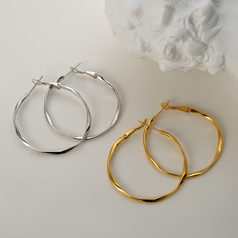 Boucles d'oreilles créoles en fil torsadé E1043