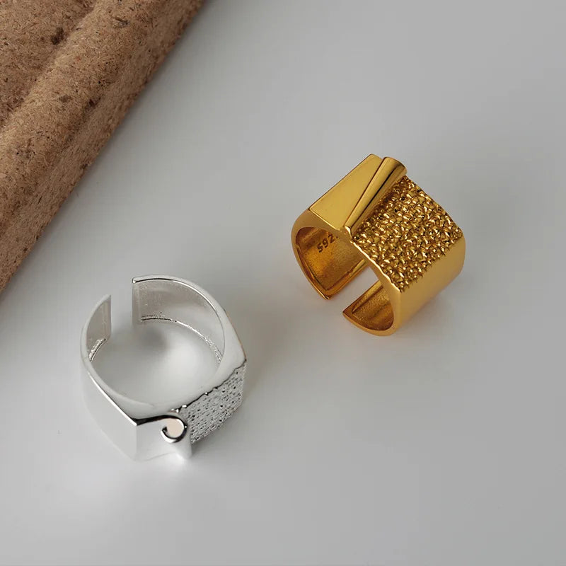 Bague large battue faite à la main R158