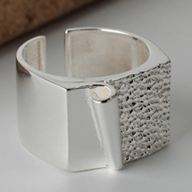Bague large battue faite à la main R158