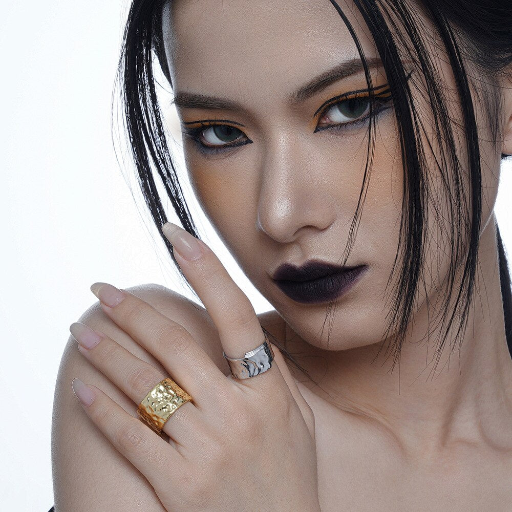 Large anneau ouvert martelé R1059