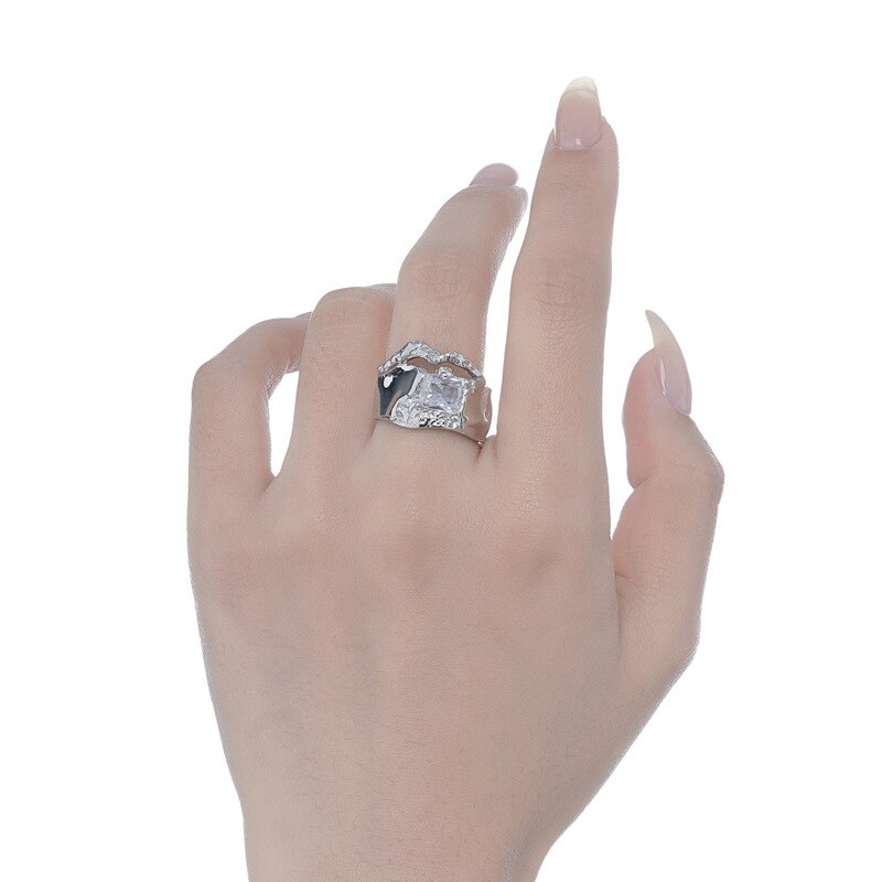 Bague à motif extraterrestre en pierre carrée R1198