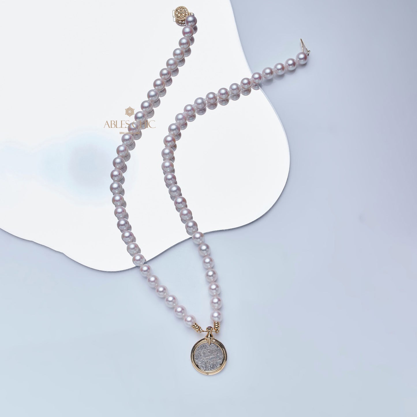 Collier de perles Akoya avec pièce de monnaie byzantine Athéna