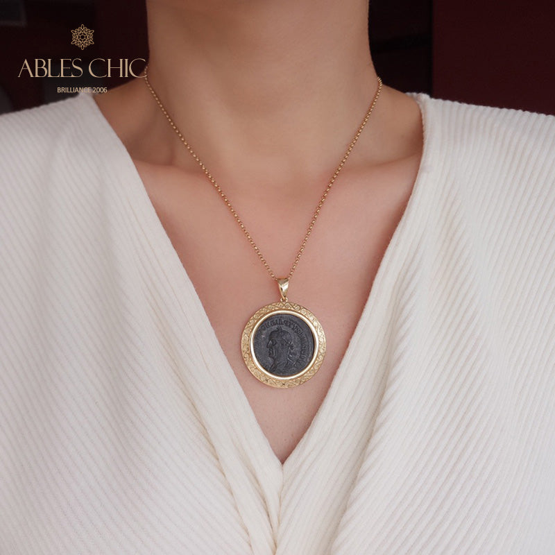 Pendentif médaillon d’artefact de l’empereur romain uniquement