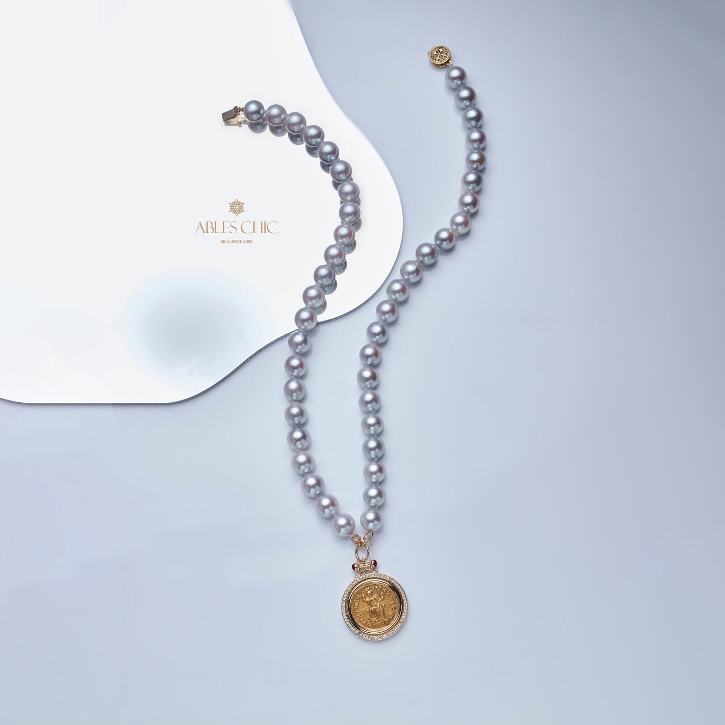 Collier médaillon réversible en perles d'Akoya et pièce de monnaie byzantine