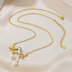 Collier oiseau de perles d'eau douce sur un brindille PN1029