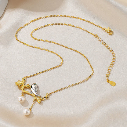 Collier oiseau de perles d'eau douce sur un brindille PN1029