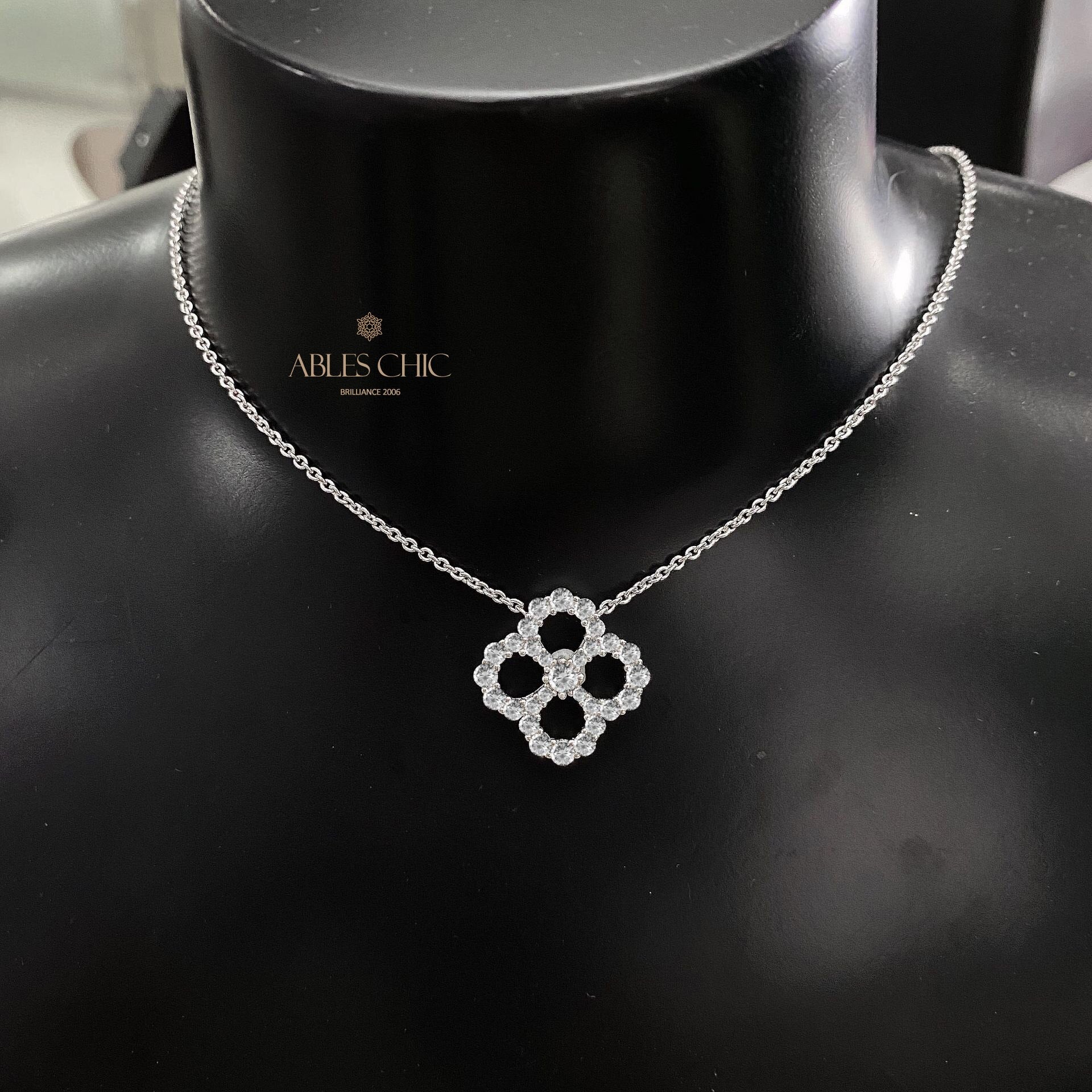 Collier emblématique trèfle celtique P0754