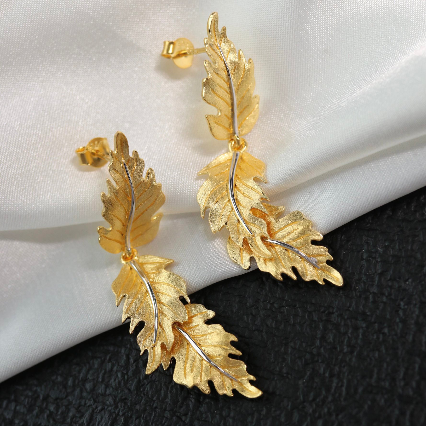 Boucles d'oreilles soyeuses à longues feuilles 6239