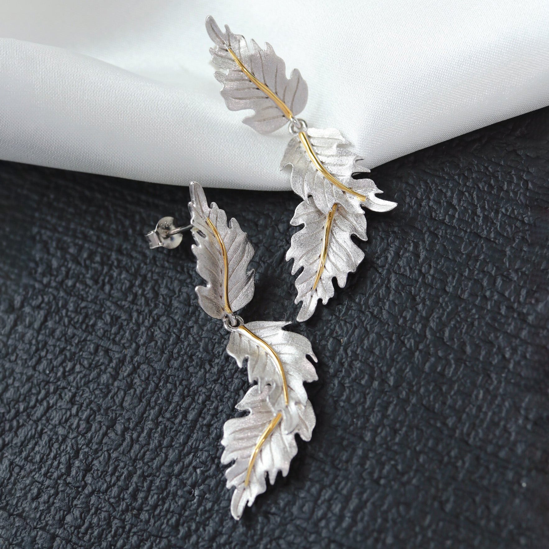 Boucles d'oreilles soyeuses à longues feuilles 6239