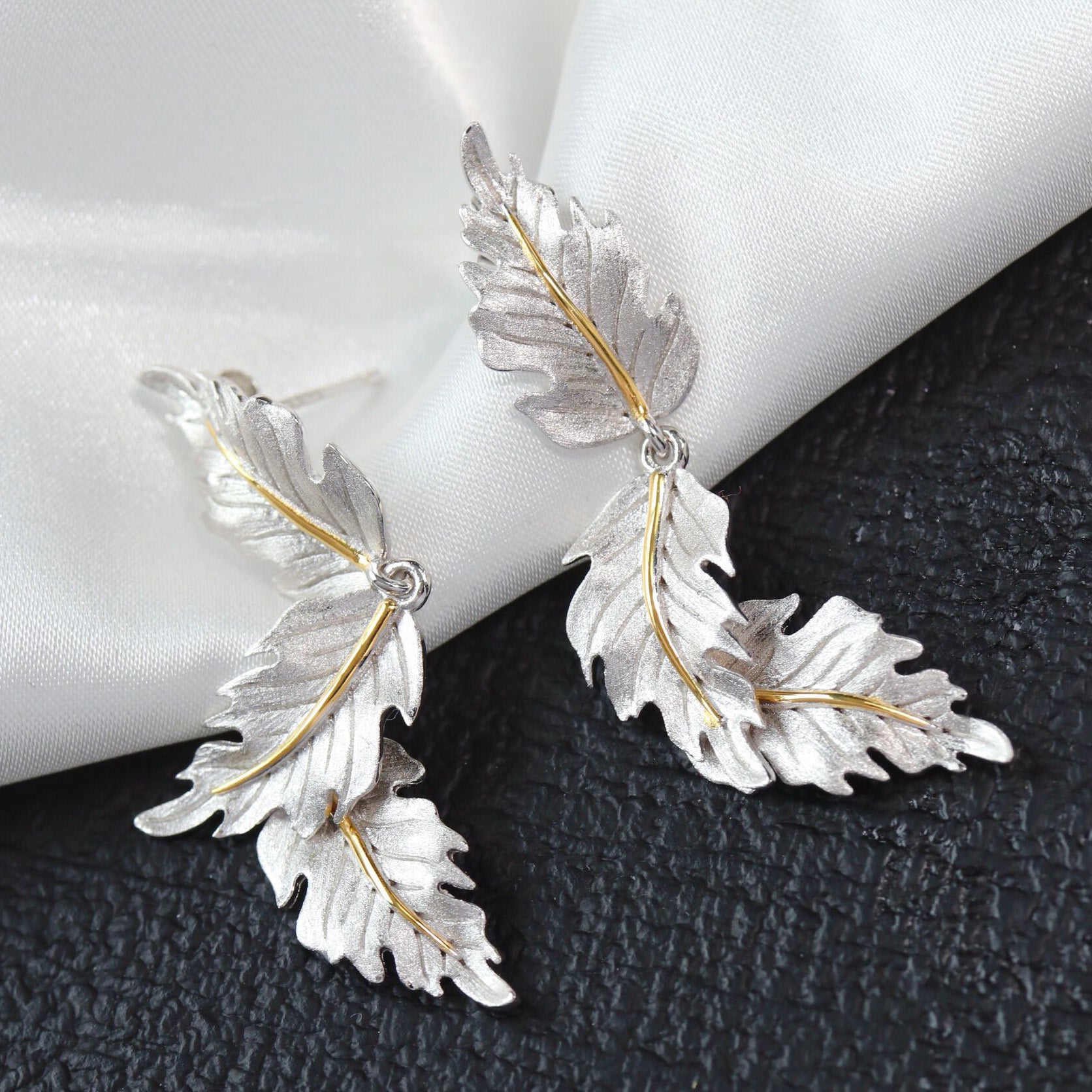 Boucles d'oreilles soyeuses à longues feuilles 6239