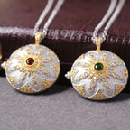 Pendentif médaillon fleur soyeuse 6401