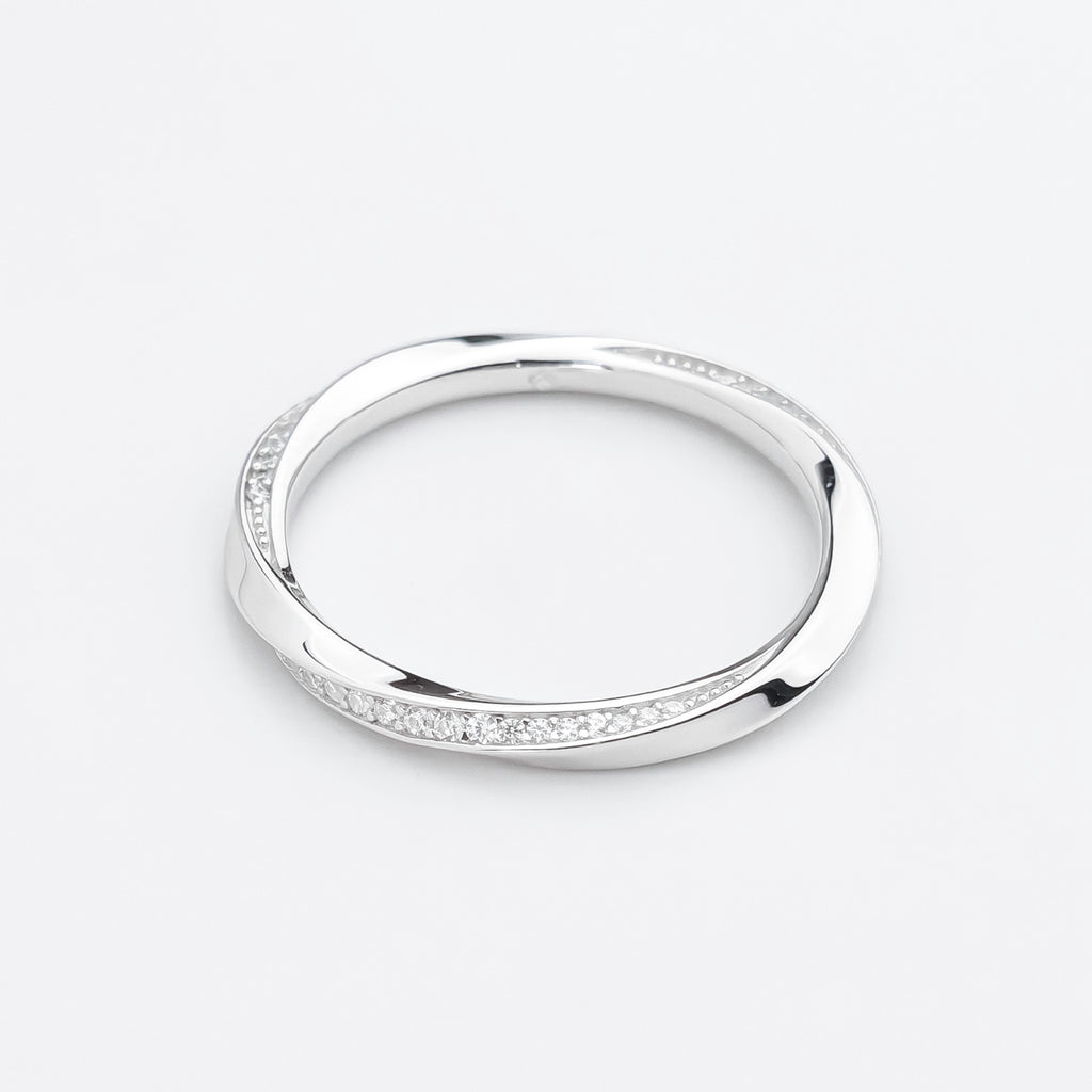 Infinite Flow Möbius Ring