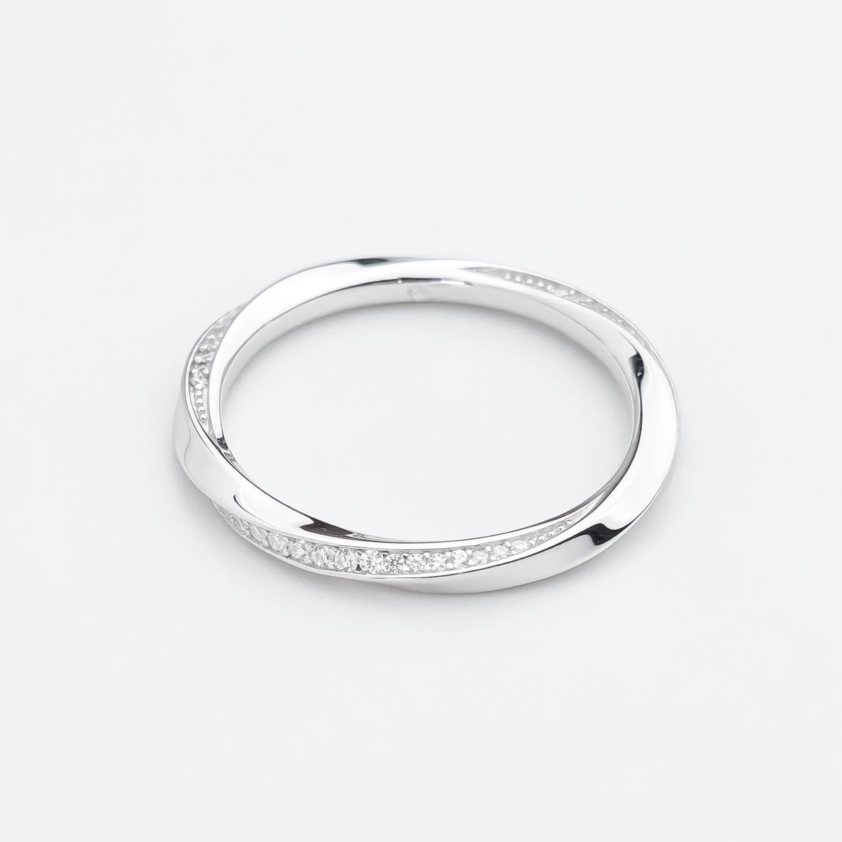Infinite Flow Möbius Ring