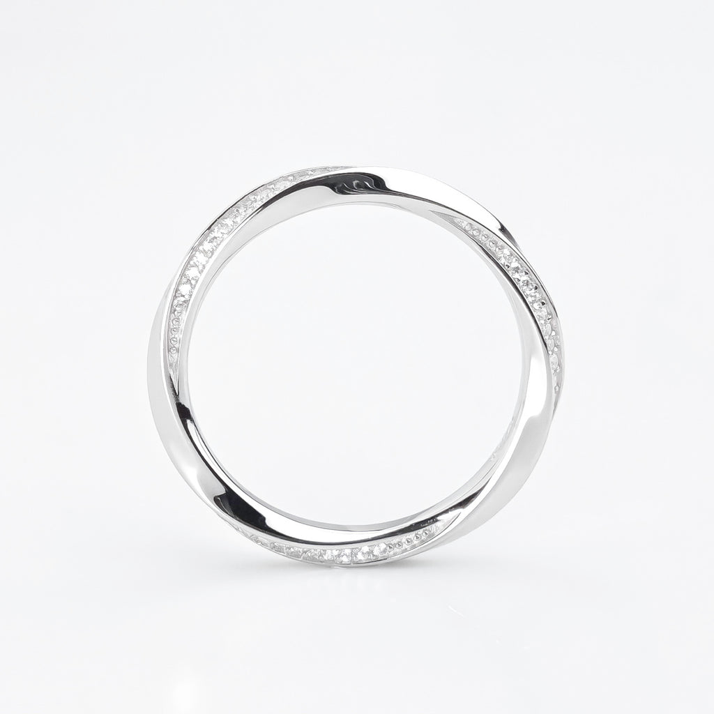 Infinite Flow Möbius Ring